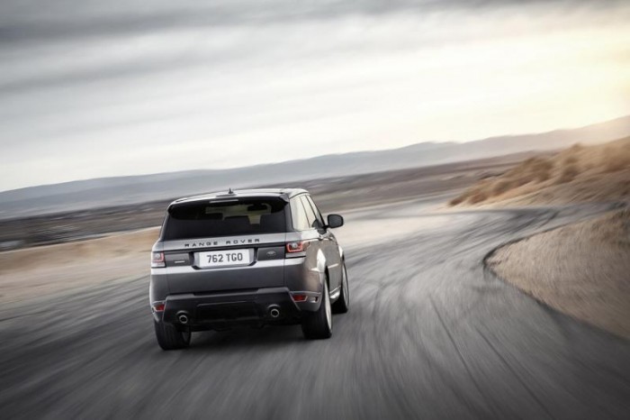 Новый Range Rover Sport на дороге