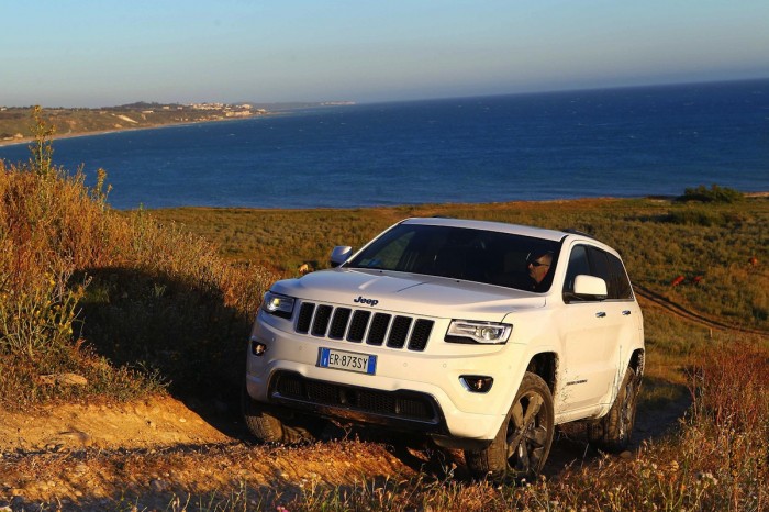 Белый Jeep Grand Cherokee