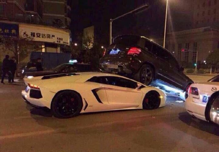 Lamborghini Aventador попал под колеса Mercedes-Benz GLK  
